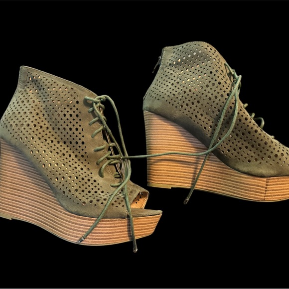 Report wedges - Picture 1 of 3